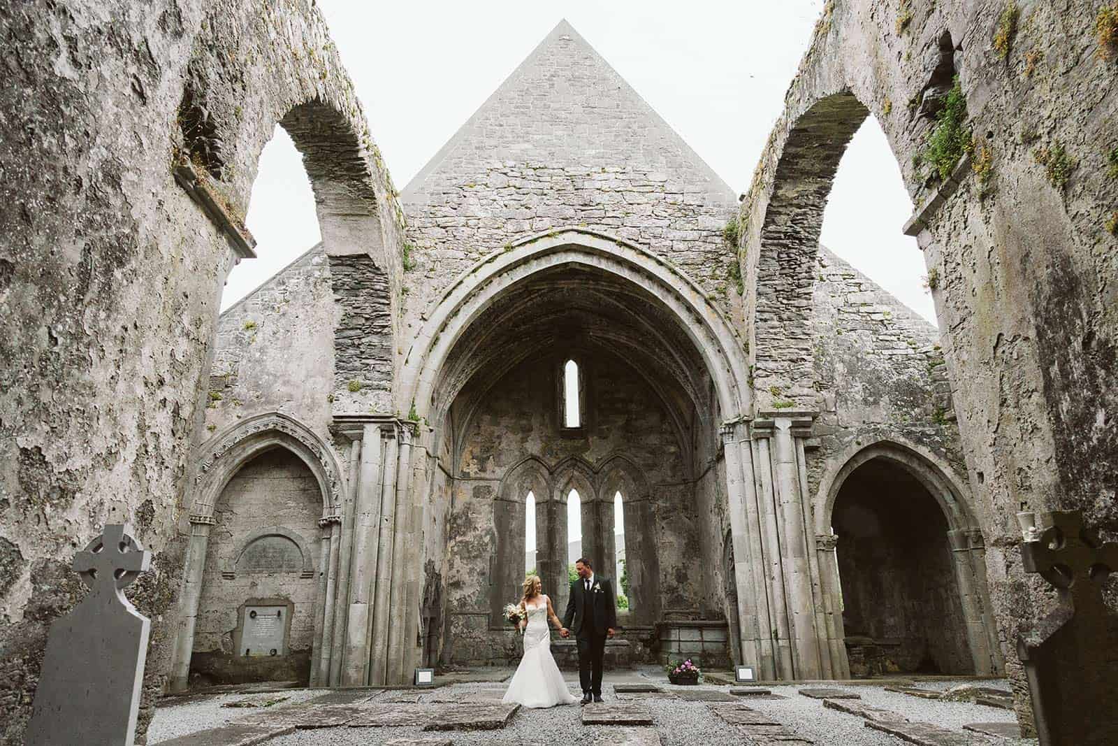 couple in abbey ruin while eloping in Ireland