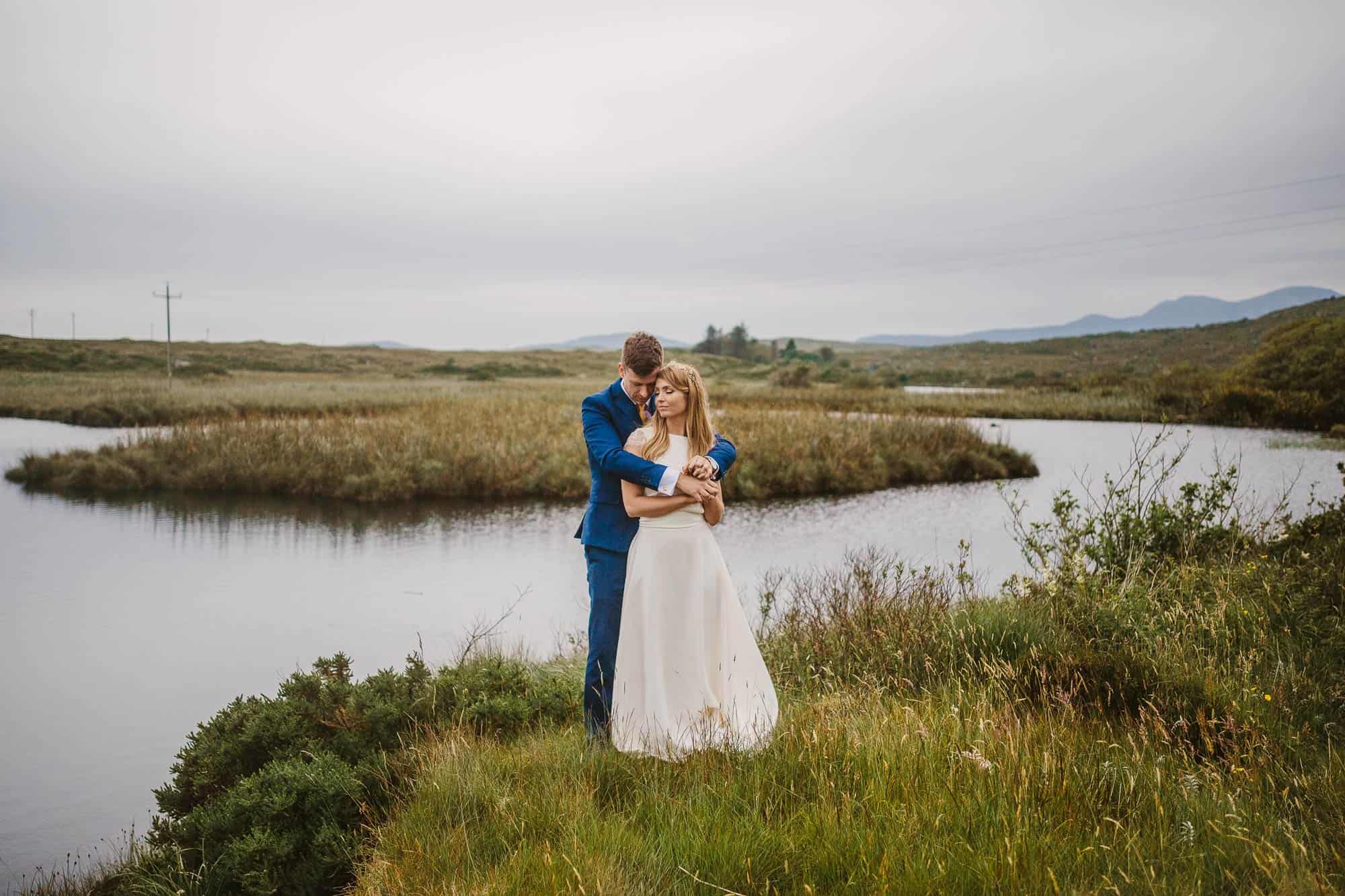 Elopement Ireland Connemara Love in the grasslands, Couple in long grass by the water